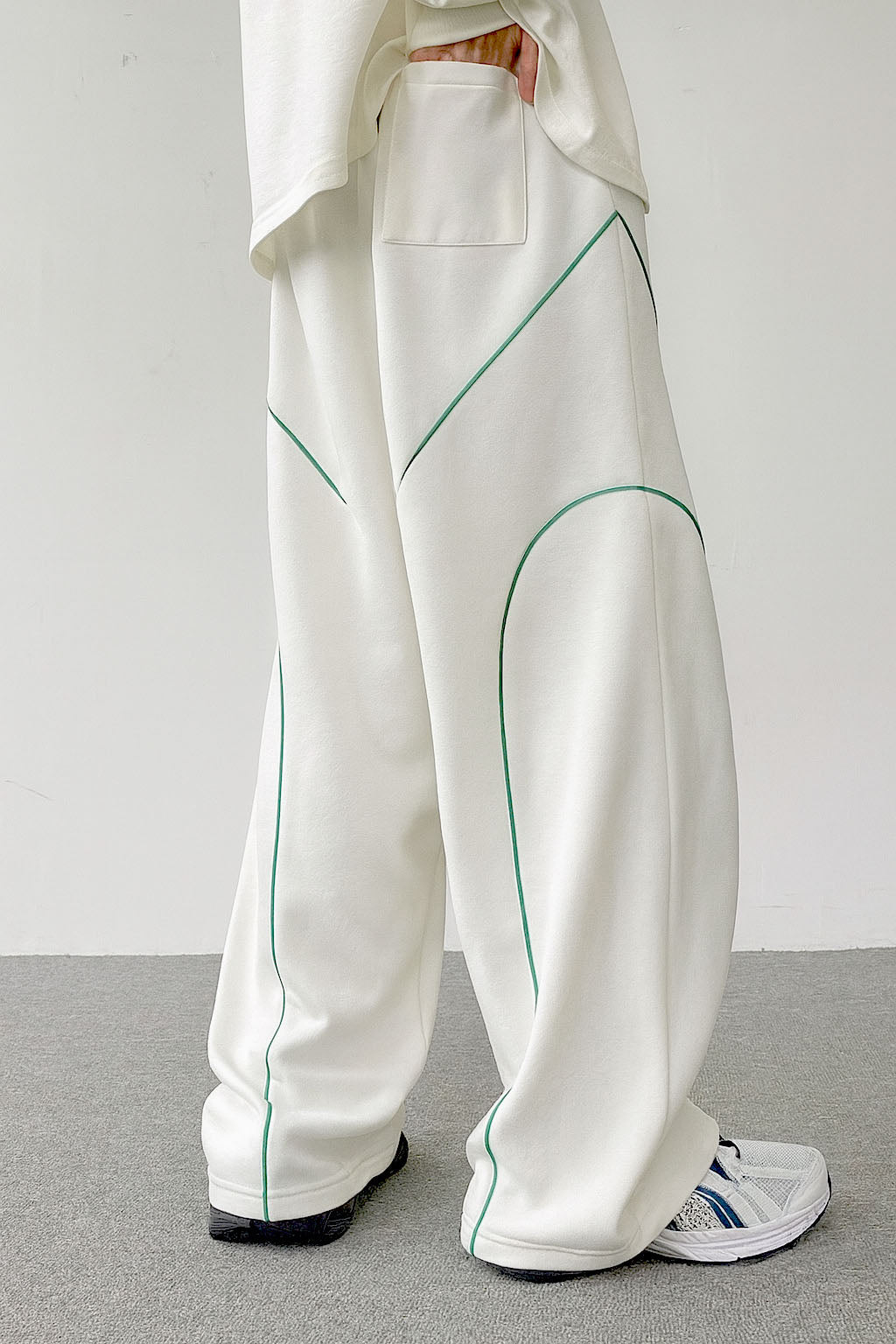 Contrast Curve Baggy Joggers